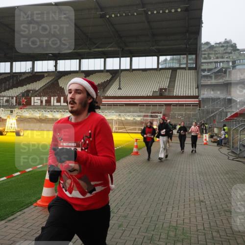 07.12.2025 - St. Pauli X-Mass-Run No. 15 Fabian Wolf http://msf.ph/oto/9389161 07.12.2025 10:21:08 Ziel 1386, 1407, 1898, 1900, 2565, 3984, 4338 meine-sportfotos.de