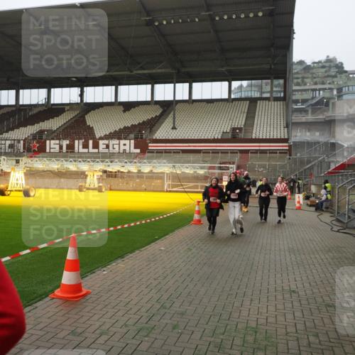 07.12.2025 - St. Pauli X-Mass-Run No. 15 Fabian Wolf http://msf.ph/oto/9389164 07.12.2025 10:21:08 Ziel 1386, 1407, 1898, 1900, 2565, 3984, 4338 meine-sportfotos.de