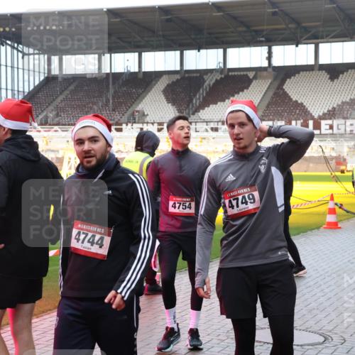 07.12.2025 - St. Pauli X-Mass-Run No. 15 Luisa Fischer http://msf.ph/oto/9389166 07.12.2025 12:00:27 Ziel 15, 4744, 15, 4749, 4754, 1864, 1865, 1868, 2264, 2267, 2627, 2630, 2741, 4306, 4743, 4744, 4752, 4754 meine-sportfotos.de