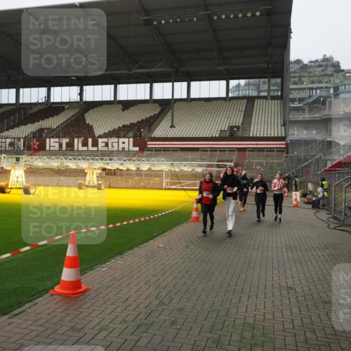 07.12.2025 - St. Pauli X-Mass-Run No. 15 Fabian Wolf http://msf.ph/oto/9389168 07.12.2025 10:21:08 Ziel 1386, 1407, 1898, 1900, 2565, 3984, 4338 meine-sportfotos.de