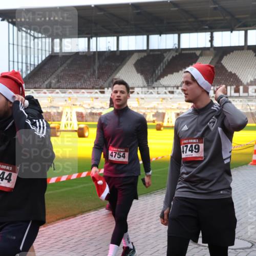07.12.2025 - St. Pauli X-Mass-Run No. 15 Luisa Fischer http://msf.ph/oto/9389169 07.12.2025 12:00:28 Ziel 353, 15, 4744, 4754, 15, 4749, 1864, 1865, 1868, 2264, 2267, 2741, 4306, 4743, 4752 meine-sportfotos.de