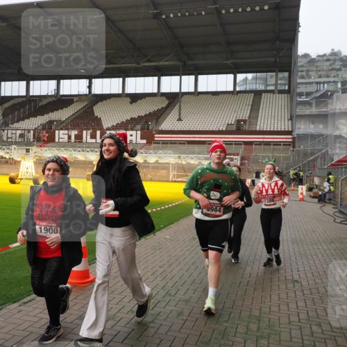 07.12.2025 - St. Pauli X-Mass-Run No. 15 Fabian Wolf http://msf.ph/oto/9389189 07.12.2025 10:21:11 Ziel 1386, 1407, 1898, 1900, 2173, 2565, 3984, 4338 meine-sportfotos.de