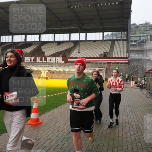 07.12.2025 - St. Pauli X-Mass-Run No. 15 Fabian Wolf http://msf.ph/oto/9389196 07.12.2025 10:21:11 Ziel 1386, 1407, 1898, 1900, 2173, 2565, 3984, 4338 meine-sportfotos.de