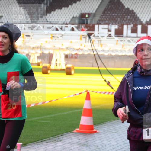 07.12.2025 - St. Pauli X-Mass-Run No. 15 Luisa Fischer http://msf.ph/oto/9389197 07.12.2025 12:01:14 Ziel 15, 318, 20, 1225, 124, 1225, 1443, 1635, 1665, 1880, 2032, 2267, 2463, 3318, 3322, 3323, 3325, 3584, 3587, 4723 meine-sportfotos.de