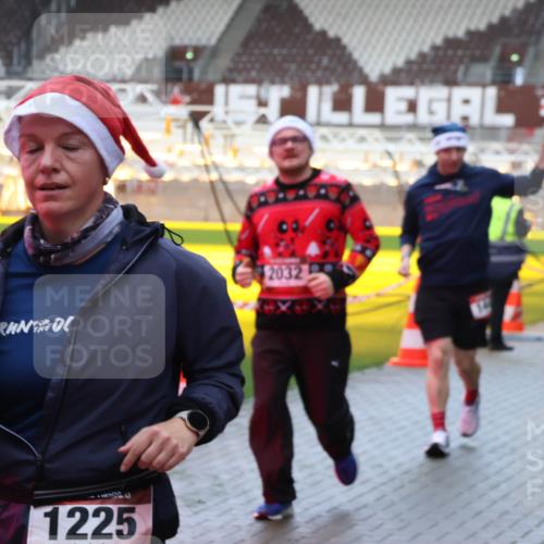 07.12.2025 - St. Pauli X-Mass-Run No. 15 Luisa Fischer http://msf.ph/oto/9389199 07.12.2025 12:01:15 Ziel 2032, 232, 1225, 3584, 124, 1225, 1443, 1635, 1665, 1880, 2032, 2267, 2463, 3318, 3322, 3323, 3325, 3584, 3587, 4723 meine-sportfotos.de