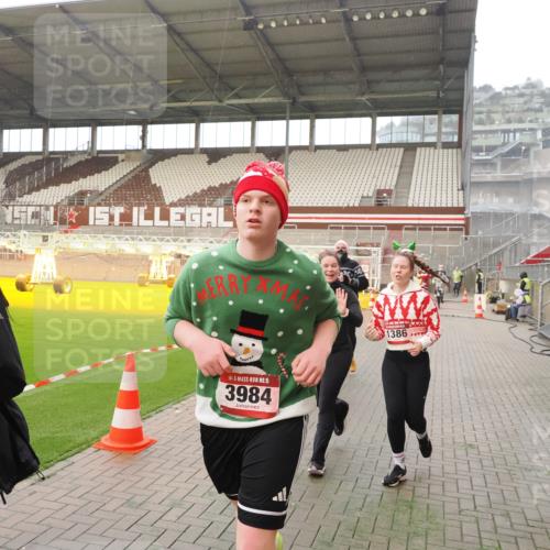 07.12.2025 - St. Pauli X-Mass-Run No. 15 Fabian Wolf http://msf.ph/oto/9389200 07.12.2025 10:21:11 Ziel 1386, 1407, 1898, 1900, 2173, 2565, 3984, 4338 meine-sportfotos.de