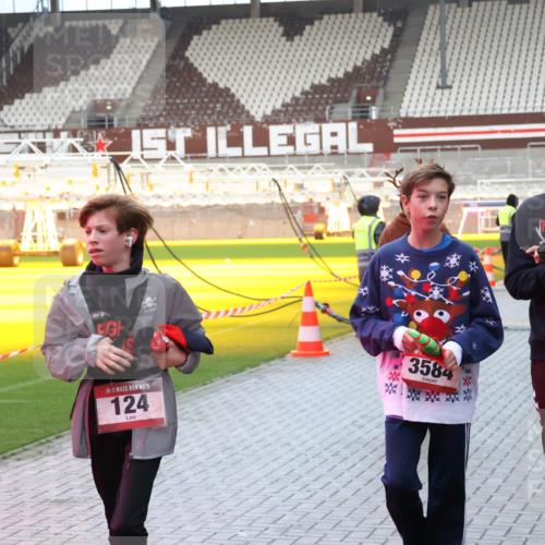 07.12.2025 - St. Pauli X-Mass-Run No. 15 Luisa Fischer http://msf.ph/oto/9389211 07.12.2025 12:01:18 Ziel 1, 15, 124, 3584, 5, 3587, 124, 1225, 1443, 1635, 1665, 1880, 2032, 2463, 3318, 3322, 3323, 3325, 3584, 3587, 3811, 3813, 4723 meine-sportfotos.de