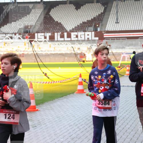 07.12.2025 - St. Pauli X-Mass-Run No. 15 Luisa Fischer http://msf.ph/oto/9389212 07.12.2025 12:01:19 Ziel 15, 124, 1, 3584, 5, 3587, 124, 1225, 1443, 1635, 1665, 1880, 2032, 2463, 3318, 3322, 3323, 3325, 3584, 3587, 3811, 3813, 3992, 4723 meine-sportfotos.de