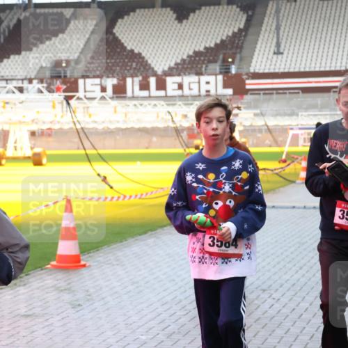 07.12.2025 - St. Pauli X-Mass-Run No. 15 Luisa Fischer http://msf.ph/oto/9389214 07.12.2025 12:01:19 Ziel 15, 124, 3564, 15, 3587, 124, 1225, 1443, 1635, 1665, 1880, 2032, 2463, 3318, 3322, 3323, 3325, 3584, 3587, 3811, 3813, 3992, 4723 meine-sportfotos.de