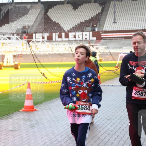 07.12.2025 - St. Pauli X-Mass-Run No. 15 Luisa Fischer http://msf.ph/oto/9389215 07.12.2025 12:01:19 Ziel 15, 3584, 15, 3587, 124, 1225, 1443, 1635, 1665, 1880, 2032, 2463, 3318, 3322, 3323, 3325, 3584, 3587, 3811, 3813, 3992, 4723 meine-sportfotos.de