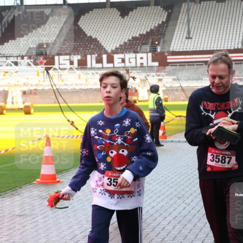 07.12.2025 - St. Pauli X-Mass-Run No. 15 Luisa Fischer http://msf.ph/oto/9389217 07.12.2025 12:01:20 Ziel 35, 15, 3587, 124, 1225, 1443, 1635, 1665, 1880, 2032, 2463, 3318, 3322, 3323, 3325, 3584, 3587, 3811, 3813, 3992, 4723 meine-sportfotos.de