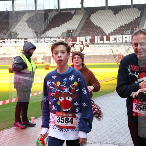 07.12.2025 - St. Pauli X-Mass-Run No. 15 Luisa Fischer http://msf.ph/oto/9389221 07.12.2025 12:01:21 Ziel 15, 3584, 15, 3587, 124, 1225, 1443, 1635, 1665, 1880, 1928, 2032, 2463, 3318, 3322, 3323, 3325, 3584, 3587, 3811, 3813, 3992, 4723 meine-sportfotos.de