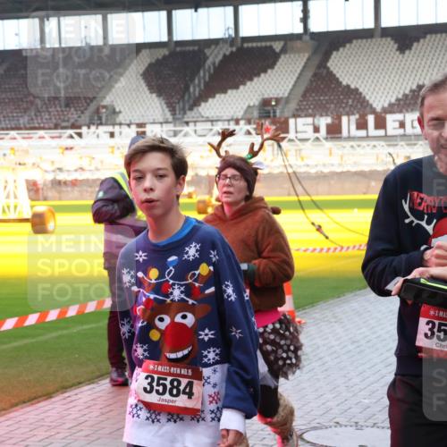 07.12.2025 - St. Pauli X-Mass-Run No. 15 Luisa Fischer http://msf.ph/oto/9389222 07.12.2025 12:01:21 Ziel 15, 3584, 15, 3587, 124, 1225, 1443, 1635, 1665, 1880, 1928, 2032, 2463, 3318, 3322, 3323, 3325, 3584, 3587, 3811, 3813, 3992, 4723 meine-sportfotos.de