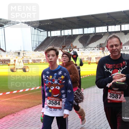 07.12.2025 - St. Pauli X-Mass-Run No. 15 Luisa Fischer http://msf.ph/oto/9389225 07.12.2025 12:01:22 Ziel 15, 3584, 15, 3587, 124, 1225, 1443, 1635, 1665, 1880, 1923, 1928, 2032, 2463, 3318, 3322, 3323, 3325, 3584, 3587, 3811, 3813, 3992, 4723 meine-sportfotos.de
