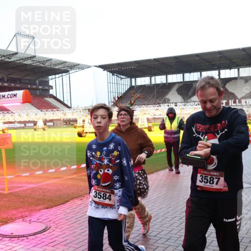 07.12.2025 - St. Pauli X-Mass-Run No. 15 Luisa Fischer http://msf.ph/oto/9389227 07.12.2025 12:01:22 Ziel 15, 3584, 15, 3587, 124, 1225, 1443, 1635, 1665, 1880, 1923, 1928, 2032, 2463, 3318, 3322, 3323, 3325, 3584, 3587, 3811, 3813, 3992, 4723 meine-sportfotos.de
