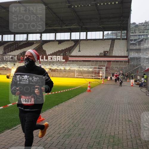 07.12.2025 - St. Pauli X-Mass-Run No. 15 Fabian Wolf http://msf.ph/oto/9389238 07.12.2025 10:21:13 Ziel 1386, 1407, 1898, 1900, 2173, 2565, 3848, 3849, 3984, 4338 meine-sportfotos.de