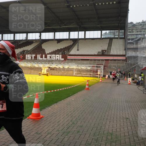 07.12.2025 - St. Pauli X-Mass-Run No. 15 Fabian Wolf http://msf.ph/oto/9389240 07.12.2025 10:21:13 Ziel 1386, 1407, 1898, 1900, 2173, 2565, 3848, 3849, 3984, 4338 meine-sportfotos.de