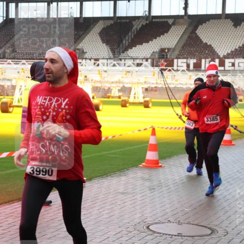 07.12.2025 - St. Pauli X-Mass-Run No. 15 Luisa Fischer http://msf.ph/oto/9389243 07.12.2025 12:01:43 Ziel 2463, 3385, 3990, 124, 1443, 1635, 1665, 1786, 1880, 1923, 1928, 1930, 1932, 2463, 2987, 2991, 3385, 3463, 3531, 3811, 3813, 3981, 3990, 3992 meine-sportfotos.de