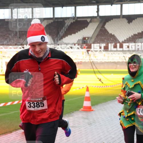 07.12.2025 - St. Pauli X-Mass-Run No. 15 Luisa Fischer http://msf.ph/oto/9389250 07.12.2025 12:01:45 Ziel 15, 3385, 1, 1665, 124, 1635, 1665, 1786, 1880, 1923, 1928, 1930, 1932, 2463, 2987, 2991, 3385, 3463, 3531, 3811, 3813, 3981, 3990, 3992, 4753 meine-sportfotos.de