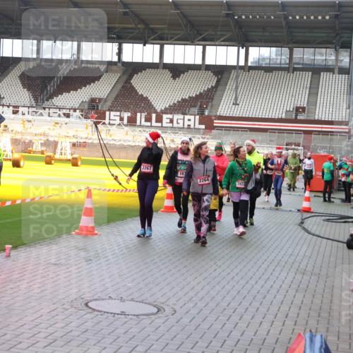 07.12.2025 - St. Pauli X-Mass-Run No. 15 Luisa Fischer http://msf.ph/oto/9389267 07.12.2025 12:02:11 Ziel 2267, 193, 2264, 1932, 576, 926, 928, 933, 1719, 1786, 1930, 1932, 2411, 2539, 2868, 2987, 2991, 3385, 3463, 3531, 3869, 3981, 3990, 4102, 4107, 4109, 4142, 4156, 4253, 4369, 4370, 4753 meine-sportfotos.de