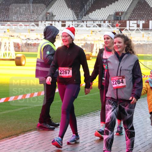07.12.2025 - St. Pauli X-Mass-Run No. 15 Luisa Fischer http://msf.ph/oto/9389270 07.12.2025 12:02:16 Ziel 1, 15, 2267, 15, 2264, 98, 1, 576, 926, 928, 933, 1719, 1786, 1930, 1932, 2411, 2539, 2868, 2987, 2991, 3385, 3463, 3531, 3869, 3981, 3990, 4102, 4107, 4109, 4142, 4156, 4253, 4369, 4370, 4753 meine-sportfotos.de