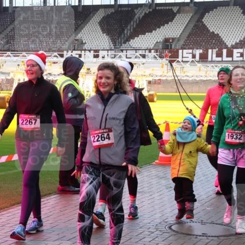 07.12.2025 - St. Pauli X-Mass-Run No. 15 Luisa Fischer http://msf.ph/oto/9389274 07.12.2025 12:02:17 Ziel 2267, 2264, 1932, 28, 576, 926, 928, 933, 1719, 1786, 1930, 2411, 2539, 2868, 2987, 2991, 3385, 3463, 3531, 3869, 3981, 3990, 4102, 4107, 4109, 4142, 4156, 4253, 4369, 4370, 4753 meine-sportfotos.de