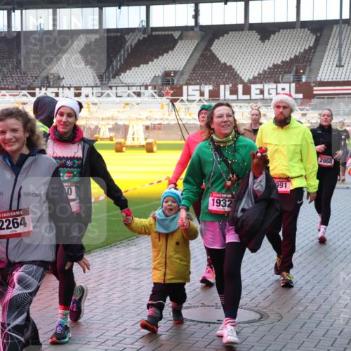 07.12.2025 - St. Pauli X-Mass-Run No. 15 Luisa Fischer http://msf.ph/oto/9389277 07.12.2025 12:02:17 Ziel 2267, 15, 2264, 0, 1932, 991, 2868, 3869, 4162, 576, 926, 928, 933, 1719, 1786, 1930, 2411, 2539, 2868, 2987, 2991, 3385, 3463, 3531, 3869, 3981, 3990, 4102, 4107, 4109, 4142, 4156, 4253, 4369, 4370, 4753 meine-sportfotos.de