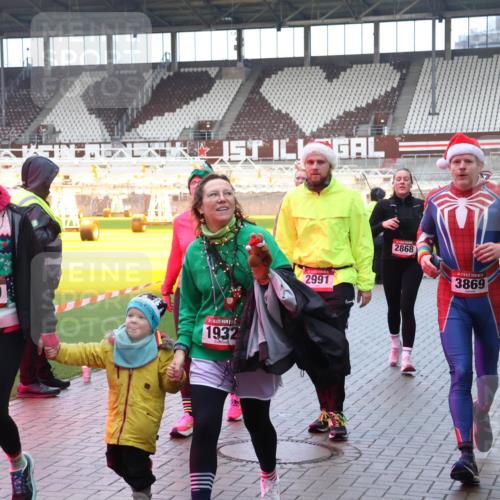 07.12.2025 - St. Pauli X-Mass-Run No. 15 Luisa Fischer http://msf.ph/oto/9389280 07.12.2025 12:02:18 Ziel 15, 54, 15, 1930, 1932, 2991, 2868, 3869, 4152, 2411, 576, 926, 928, 933, 1719, 1786, 2411, 2539, 2868, 2987, 2991, 3385, 3463, 3531, 3869, 3981, 3990, 4102, 4107, 4109, 4142, 4156, 4253, 4369, 4370, 4753 meine-sportfotos.de