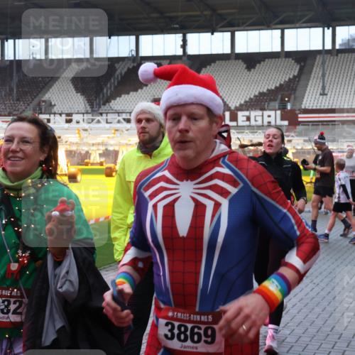 07.12.2025 - St. Pauli X-Mass-Run No. 15 Luisa Fischer http://msf.ph/oto/9389287 07.12.2025 12:02:20 Ziel 0, 15, 1932, 15, 3869, 4152, 4370, 576, 926, 928, 933, 1719, 1786, 2411, 2539, 2868, 2987, 2991, 3385, 3463, 3531, 3869, 3981, 4102, 4107, 4109, 4142, 4156, 4253, 4369, 4370, 4753 meine-sportfotos.de