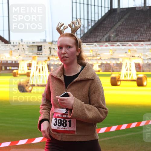 07.12.2025 - St. Pauli X-Mass-Run No. 15 Luisa Fischer http://msf.ph/oto/9389295 07.12.2025 12:02:24 Ziel 3981, 576, 926, 928, 933, 1719, 1786, 2411, 2539, 2868, 2987, 2991, 3869, 3981, 4102, 4107, 4109, 4142, 4156, 4253, 4364, 4369, 4370, 4753 meine-sportfotos.de