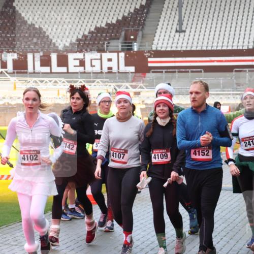07.12.2025 - St. Pauli X-Mass-Run No. 15 Luisa Fischer http://msf.ph/oto/9389297 07.12.2025 12:02:26 Ziel 15, 4102, 142, 2411, 4107, 4109, 4152, 576, 926, 928, 933, 1719, 1786, 2411, 2539, 2868, 3869, 3981, 4102, 4107, 4109, 4142, 4156, 4253, 4364, 4369, 4370, 4753 meine-sportfotos.de