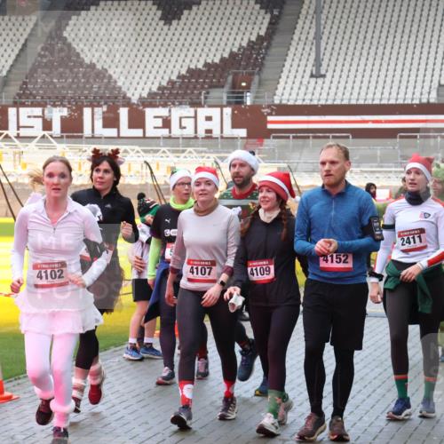 07.12.2025 - St. Pauli X-Mass-Run No. 15 Luisa Fischer http://msf.ph/oto/9389298 07.12.2025 12:02:26 Ziel 15, 4102, 2411, 4107, 4152, 4109, 576, 926, 928, 933, 1719, 1786, 2411, 2539, 2868, 3869, 3981, 4102, 4107, 4109, 4142, 4156, 4253, 4364, 4369, 4370, 4753 meine-sportfotos.de