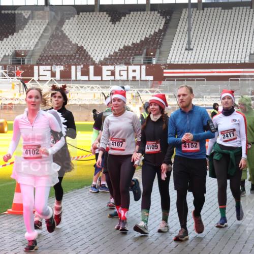 07.12.2025 - St. Pauli X-Mass-Run No. 15 Luisa Fischer http://msf.ph/oto/9389300 07.12.2025 12:02:26 Ziel 2411, 4107, 4102, 4109, 4152, 9, 576, 926, 928, 933, 1719, 1786, 2411, 2539, 2868, 3869, 3981, 4102, 4107, 4109, 4142, 4156, 4253, 4364, 4369, 4370, 4753 meine-sportfotos.de