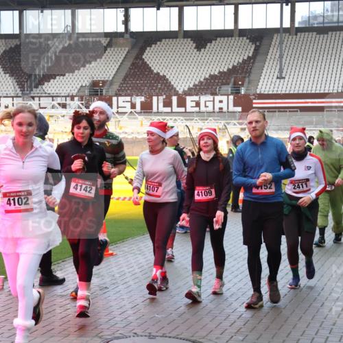 07.12.2025 - St. Pauli X-Mass-Run No. 15 Luisa Fischer http://msf.ph/oto/9389304 07.12.2025 12:02:27 Ziel 1, 5, 4102, 4142, 4107, 152, 2411, 39, 4109, 576, 926, 928, 933, 1719, 1786, 2411, 2539, 2868, 3869, 3981, 4102, 4107, 4109, 4142, 4156, 4253, 4364, 4369, 4370, 4753 meine-sportfotos.de