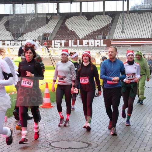 07.12.2025 - St. Pauli X-Mass-Run No. 15 Luisa Fischer http://msf.ph/oto/9389305 07.12.2025 12:02:28 Ziel 4102, 4142, 4107, 4109, 2411, 576, 926, 928, 933, 1719, 2411, 2539, 2868, 3203, 3869, 3981, 4102, 4107, 4109, 4142, 4156, 4253, 4364, 4369, 4370, 4753 meine-sportfotos.de