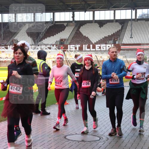 07.12.2025 - St. Pauli X-Mass-Run No. 15 Luisa Fischer http://msf.ph/oto/9389308 07.12.2025 12:02:28 Ziel 15, 4142, 4107, 57, 4109, 4152, 4369, 576, 926, 928, 933, 1719, 2411, 2539, 2868, 3203, 3869, 3981, 4102, 4107, 4109, 4142, 4156, 4253, 4364, 4369, 4370, 4753 meine-sportfotos.de