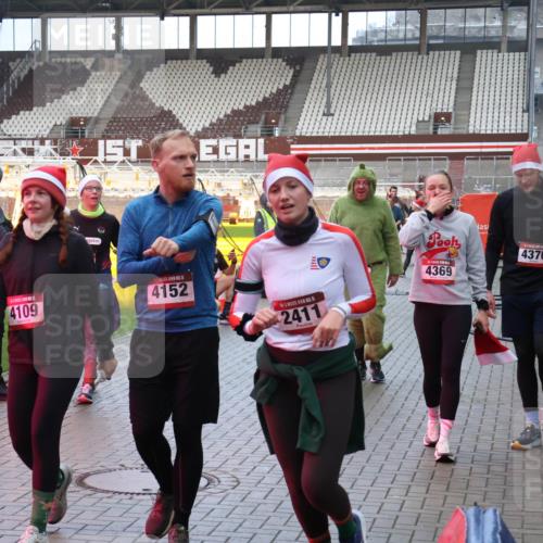 07.12.2025 - St. Pauli X-Mass-Run No. 15 Luisa Fischer http://msf.ph/oto/9389314 07.12.2025 12:02:30 Ziel 4107, 4109, 2, 15, 4152, 5, 2411, 4369, 4370, 576, 926, 928, 933, 1719, 2411, 2539, 2868, 2936, 2940, 3203, 3869, 3981, 4102, 4107, 4109, 4142, 4156, 4253, 4364, 4369, 4370, 4753 meine-sportfotos.de