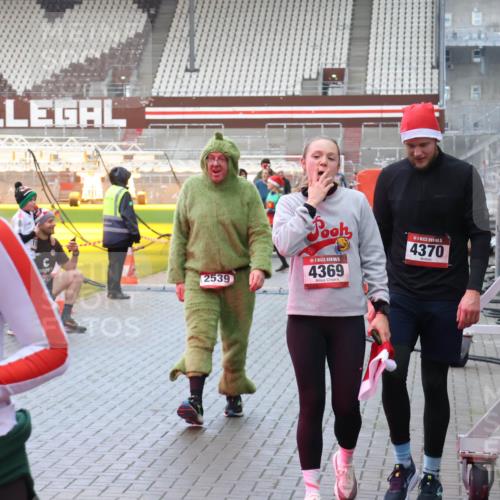 07.12.2025 - St. Pauli X-Mass-Run No. 15 Luisa Fischer http://msf.ph/oto/9389317 07.12.2025 12:02:30 Ziel 2411, 2539, 5, 4369, 5, 4370, 576, 926, 928, 933, 1719, 2411, 2539, 2868, 2936, 2940, 3203, 3869, 3981, 4102, 4107, 4109, 4142, 4156, 4253, 4364, 4369, 4370, 4753 meine-sportfotos.de
