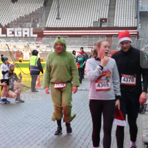 07.12.2025 - St. Pauli X-Mass-Run No. 15 Luisa Fischer http://msf.ph/oto/9389318 07.12.2025 12:02:31 Ziel 4370, 2539, 4369, 576, 926, 928, 933, 1719, 2411, 2539, 2868, 2936, 2940, 3203, 3869, 3981, 4102, 4107, 4109, 4142, 4156, 4253, 4364, 4369, 4370, 4753 meine-sportfotos.de