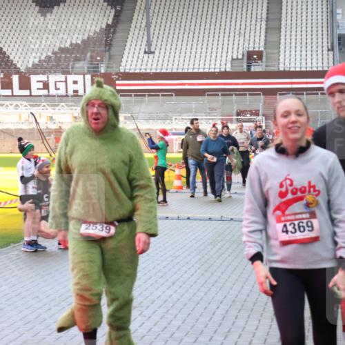 07.12.2025 - St. Pauli X-Mass-Run No. 15 Luisa Fischer http://msf.ph/oto/9389325 07.12.2025 12:02:32 Ziel 15, 2539, 4370, 4369, 576, 926, 928, 933, 1719, 2411, 2539, 2868, 2936, 2940, 3203, 3869, 4102, 4107, 4109, 4142, 4156, 4253, 4364, 4369, 4370, 4753 meine-sportfotos.de