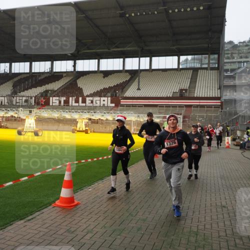 07.12.2025 - St. Pauli X-Mass-Run No. 15 Fabian Wolf http://msf.ph/oto/9389326 07.12.2025 10:21:24 Ziel 149, 270, 1326, 1407, 2173, 2927, 3062, 3091, 3384, 3540, 3541, 3848, 3849, 3984, 3988, 4117, 4338 meine-sportfotos.de