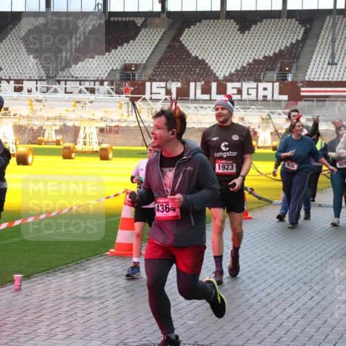 07.12.2025 - St. Pauli X-Mass-Run No. 15 Luisa Fischer http://msf.ph/oto/9389334 07.12.2025 12:02:41 Ziel 4364, 108, 1923, 926, 928, 203, 235, 576, 926, 928, 933, 1979, 1983, 2411, 2539, 2868, 2936, 2940, 3203, 3429, 3432, 3837, 3869, 4102, 4107, 4109, 4142, 4156, 4253, 4364, 4369, 4370 meine-sportfotos.de