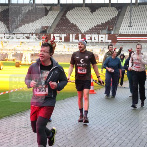 07.12.2025 - St. Pauli X-Mass-Run No. 15 Luisa Fischer http://msf.ph/oto/9389336 07.12.2025 12:02:41 Ziel 10, 5, 4364, 608, 1923, 3203, 235, 576, 926, 928, 933, 1979, 1983, 2411, 2539, 2868, 2936, 2940, 3203, 3429, 3432, 3837, 3869, 4102, 4107, 4109, 4142, 4156, 4253, 4364, 4369, 4370 meine-sportfotos.de