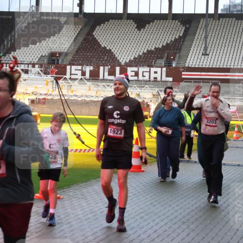 07.12.2025 - St. Pauli X-Mass-Run No. 15 Luisa Fischer http://msf.ph/oto/9389337 07.12.2025 12:02:42 Ziel 4364, 928, 1923, 3203, 235, 576, 926, 928, 933, 1979, 1983, 2411, 2539, 2868, 2936, 2940, 3203, 3429, 3432, 3837, 3869, 4102, 4107, 4109, 4142, 4156, 4253, 4364, 4369, 4370 meine-sportfotos.de