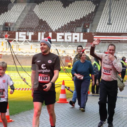 07.12.2025 - St. Pauli X-Mass-Run No. 15 Luisa Fischer http://msf.ph/oto/9389338 07.12.2025 12:02:42 Ziel 5, 28, 15, 1923, 5, 3203, 235, 576, 926, 928, 933, 1979, 1983, 2411, 2539, 2868, 2936, 2940, 3203, 3429, 3432, 3837, 3869, 4102, 4107, 4109, 4142, 4156, 4253, 4364, 4369, 4370 meine-sportfotos.de