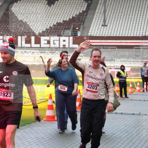 07.12.2025 - St. Pauli X-Mass-Run No. 15 Luisa Fischer http://msf.ph/oto/9389341 07.12.2025 12:02:43 Ziel 15, 1923, 926, 5, 3203, 235, 576, 926, 928, 933, 1979, 1983, 2411, 2539, 2868, 2936, 2940, 3203, 3429, 3432, 3743, 3745, 3837, 3869, 4102, 4107, 4109, 4142, 4156, 4253, 4364, 4369, 4370 meine-sportfotos.de