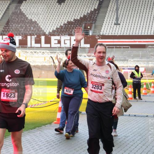07.12.2025 - St. Pauli X-Mass-Run No. 15 Luisa Fischer http://msf.ph/oto/9389342 07.12.2025 12:02:43 Ziel 15, 1923, 926, 15, 3203, 7610, 235, 576, 926, 928, 933, 1979, 1983, 2411, 2539, 2868, 2936, 2940, 3203, 3429, 3432, 3743, 3745, 3837, 3869, 4102, 4107, 4109, 4142, 4156, 4253, 4364, 4369, 4370 meine-sportfotos.de