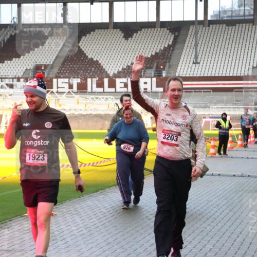 07.12.2025 - St. Pauli X-Mass-Run No. 15 Luisa Fischer http://msf.ph/oto/9389345 07.12.2025 12:02:44 Ziel 1928, 15, 1923, 926, 3203, 235, 576, 926, 928, 933, 1979, 1983, 2411, 2539, 2868, 2936, 2940, 3203, 3429, 3432, 3743, 3745, 3837, 3869, 3995, 4102, 4107, 4109, 4142, 4156, 4253, 4364, 4369, 4370 meine-sportfotos.de
