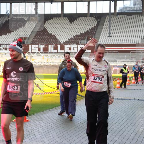 07.12.2025 - St. Pauli X-Mass-Run No. 15 Luisa Fischer http://msf.ph/oto/9389347 07.12.2025 12:02:44 Ziel 15, 1923, 926, 5, 3203, 235, 576, 926, 928, 933, 1979, 1983, 2411, 2539, 2868, 2936, 2940, 3203, 3429, 3432, 3743, 3745, 3837, 3869, 3995, 4102, 4107, 4109, 4142, 4156, 4253, 4364, 4369, 4370 meine-sportfotos.de