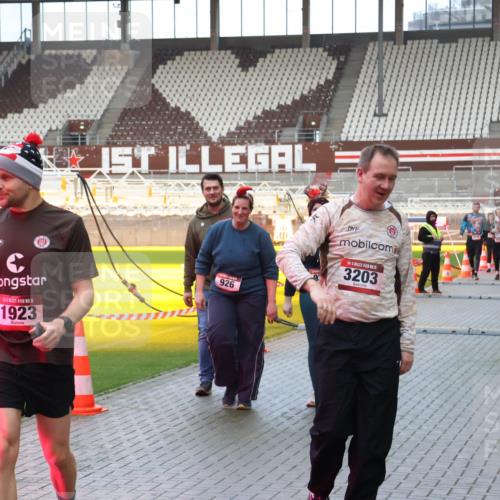 07.12.2025 - St. Pauli X-Mass-Run No. 15 Luisa Fischer http://msf.ph/oto/9389348 07.12.2025 12:02:44 Ziel 200, 15, 1923, 926, 15, 3203, 3325, 235, 576, 926, 928, 933, 1979, 1983, 2411, 2539, 2868, 2936, 2940, 3203, 3429, 3432, 3743, 3745, 3837, 3869, 3995, 4102, 4107, 4109, 4142, 4156, 4253, 4364, 4369, 4370 meine-sportfotos.de
